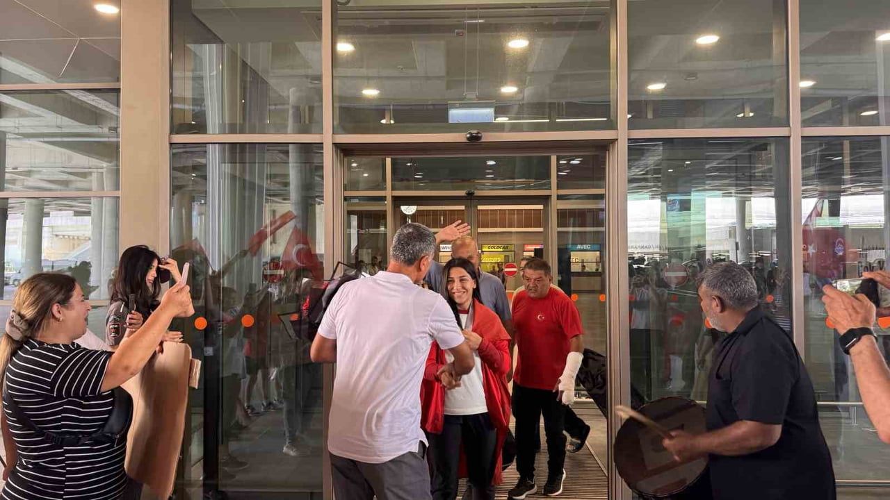 Şampiyon güreşçi memleketinde davul zurnayla karşılandı
