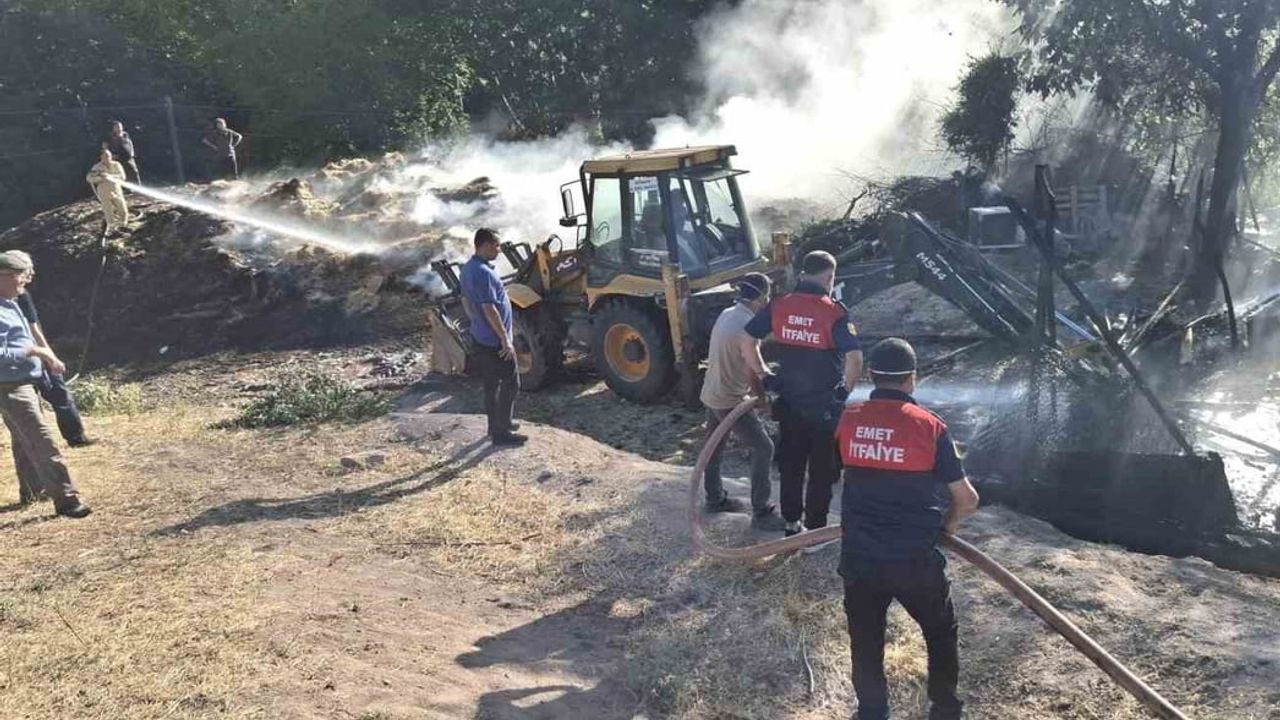 Samrık'ta ahır yangını çiftçiyi mağdur etti: 2 büyükbaş telef, 400 balya saman zarar gördü