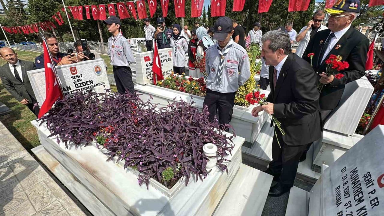 Samsun'da anma töreninde 8 yaşındaki Elif şehit dayısının fotoğrafını öptü