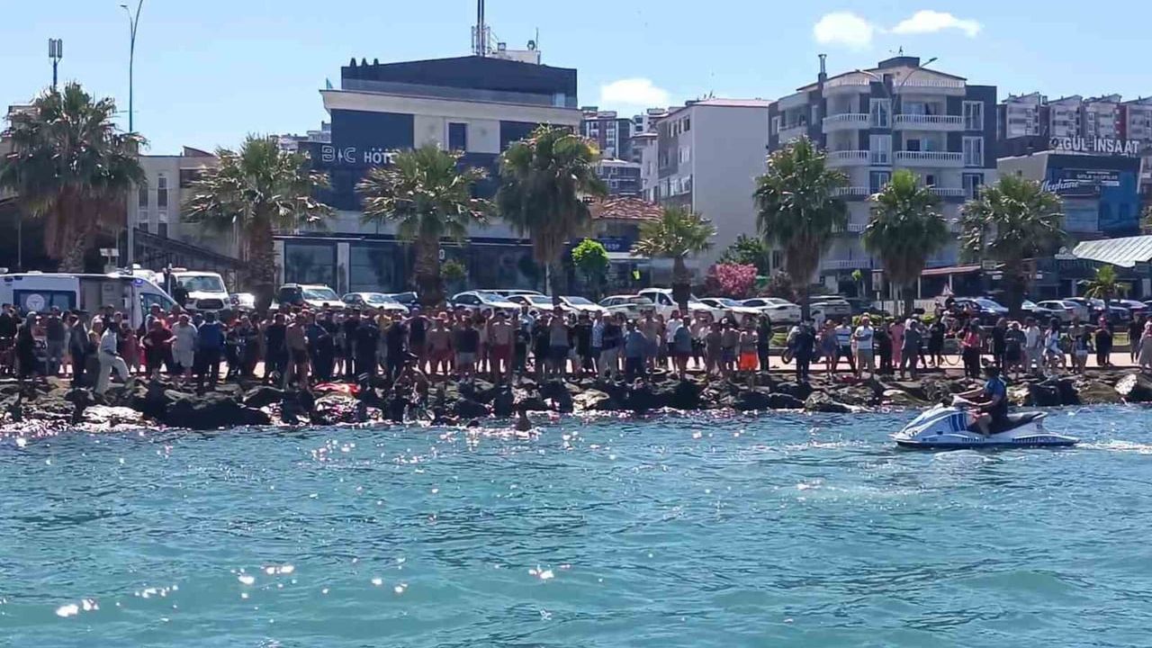 Samsun'da Atakum ilçesinde denizde boğulma tehlikesi geçiren 45 yaşındaki kişi hastaneye kaldırıldı