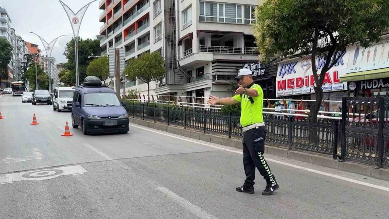 Samsun’da denetimi görünce anayolda geri geri kaçan sürücü motorize polis tarafından yakalandı