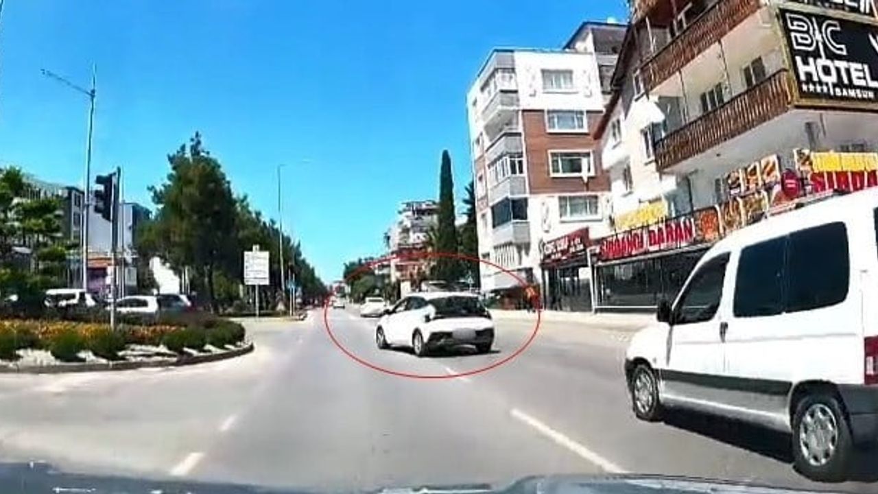 Samsun'da en sağ şeritten ani geçiş trafiği tehlikeye attı