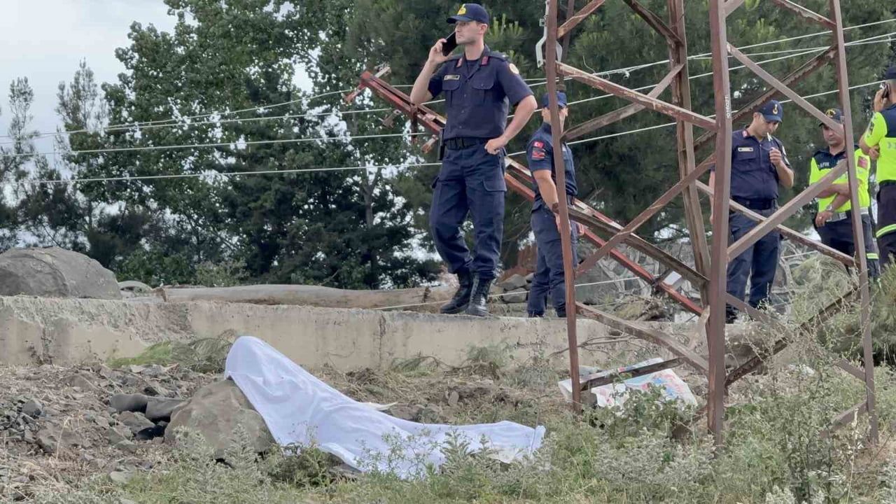 Samsun'da freni boşaldığı iddia edilen taş yüklü kamyon devrildi, sürücü hayatını kaybetti