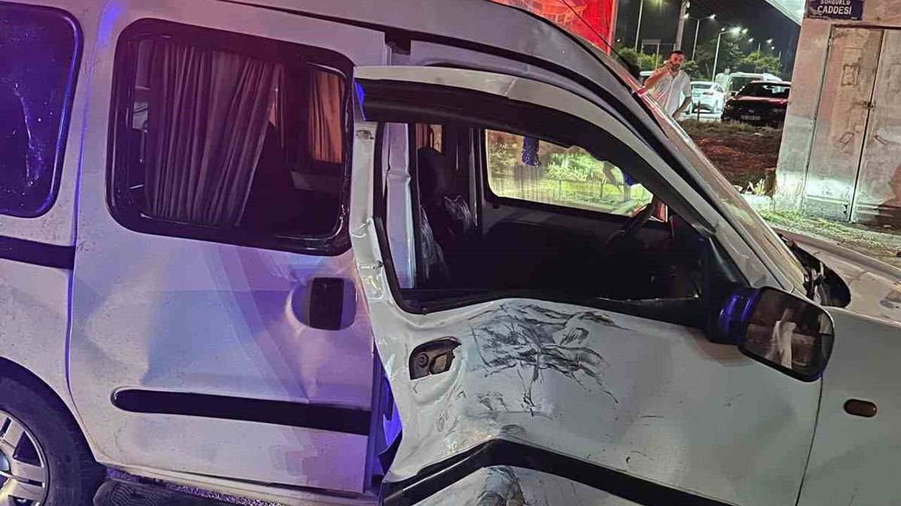 Samsun’da hafif ticari araç ile motosiklet çarpıştı: 5 yaralı