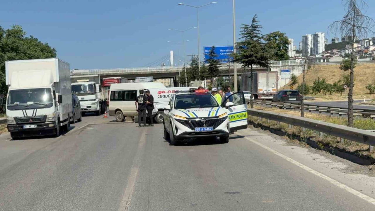 Samsun'da hamile eşini hastaneye götüren minibüs yolda duran araca çarptı: 3 yaralı