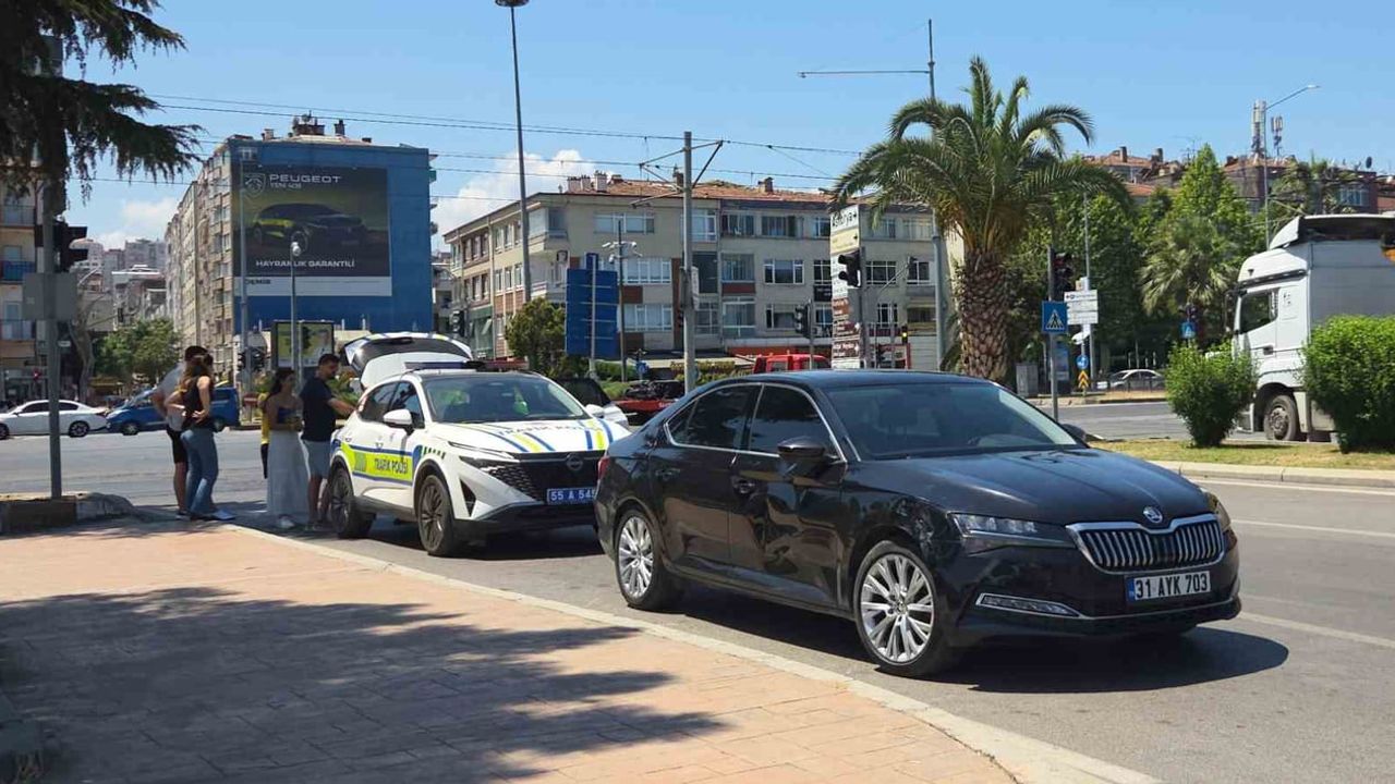 Samsun'da kavşakta maddi hasarlı çarpışma: ehliyetsiz sürücünün motosikleti çekildi