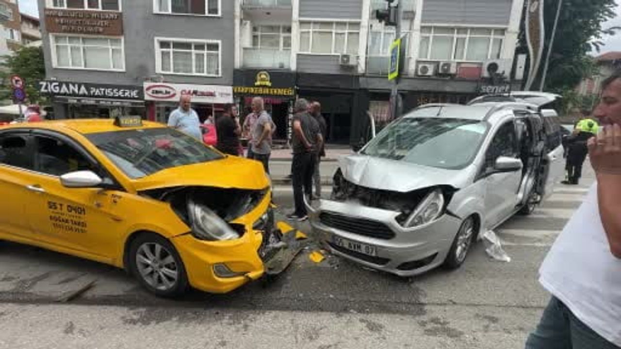Samsun'da Lise Caddesi'nde manevra kazası: iki sürücü yaralandı