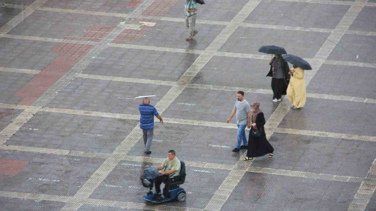 Samsun'da sağanakla mücadele: plaj şemsiyesiyle yürüyen aile ilgi çekti