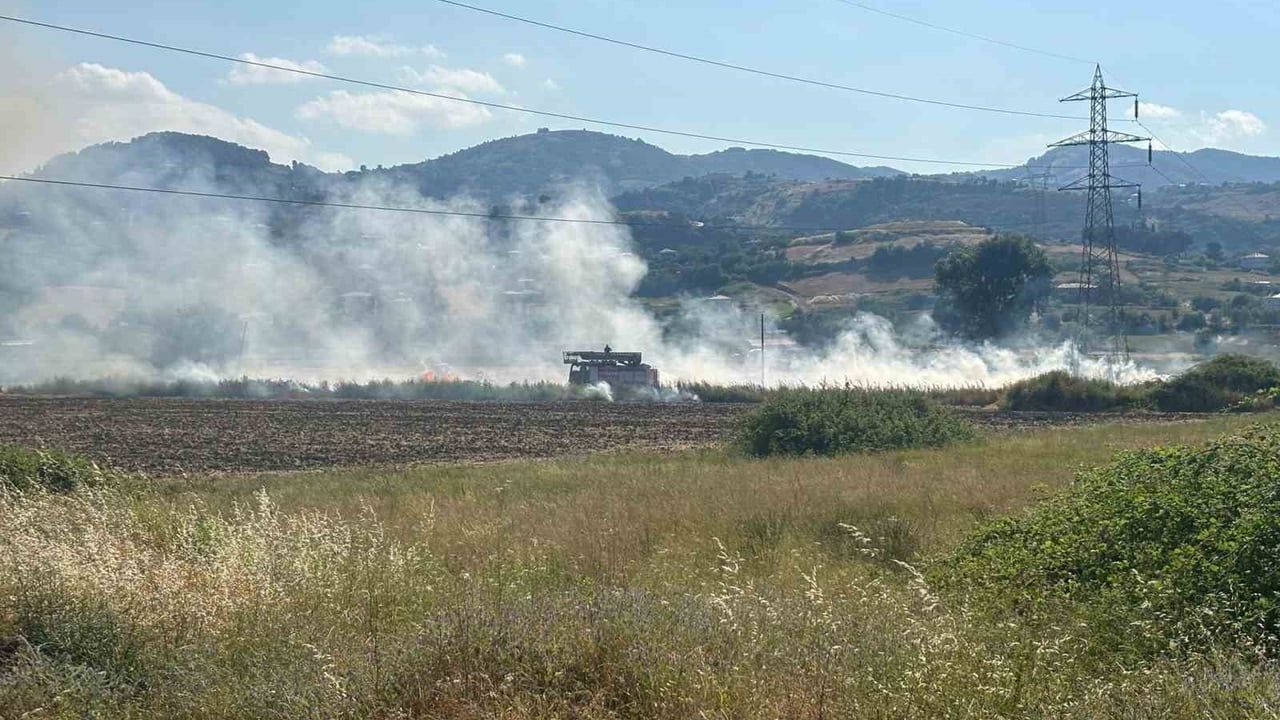 Samsun'da samanlık yangını itfaiye ekiplerince söndürüldü