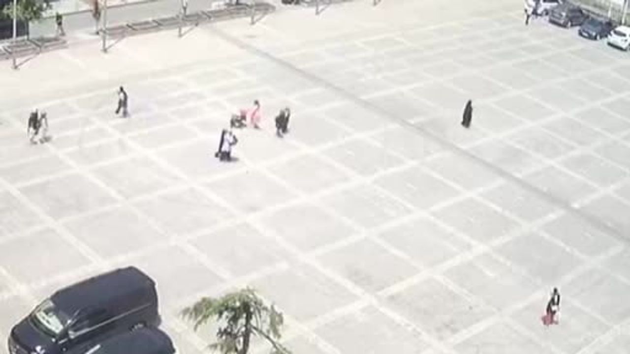 Samsun'da sıcaktan fenalaşan kadın gölge alana taşındı
