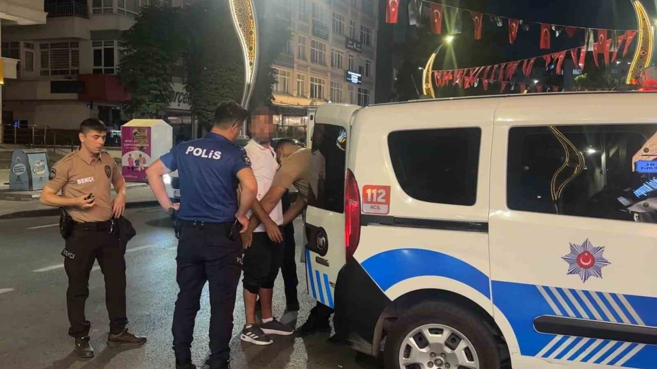 Samsun'da taşkınlık yapan alkollü şahsı tek yumrukla yere serdi: o anlar kamerada