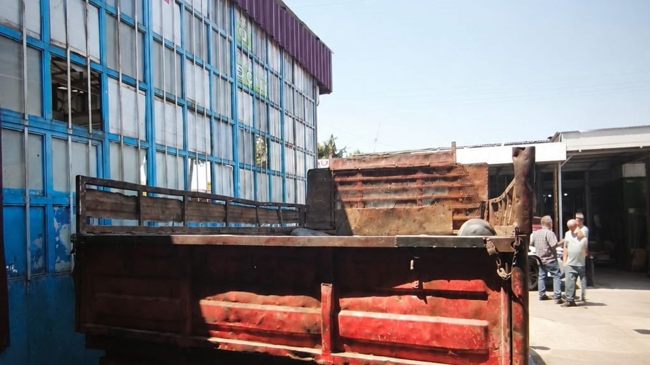 Samsun'da tehlike oluşturan hurda kasaları eğik taşıyan kamyonete ceza