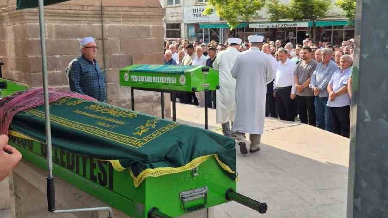 Samsun'da teknenin alabora olması sonucu hayatını kaybeden 3 kişi Kayseri'de toprağa verildi