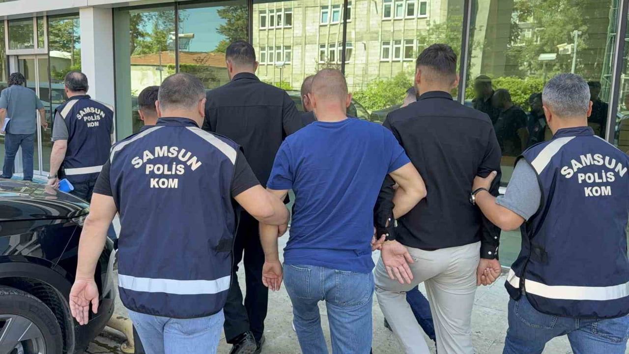 Samsun'da uygulamada ele geçirilen araçtan 4 ruhsatsız tabanca ve 128 fişek çıktı