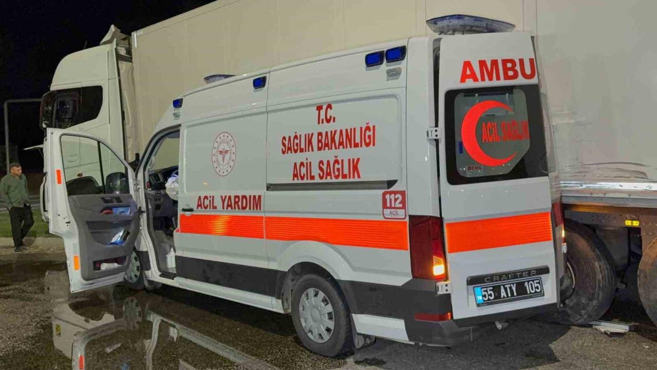 Samsun Toybelen'de gece kaza: ambulans ile tır çarpıştı, 6 yaralı