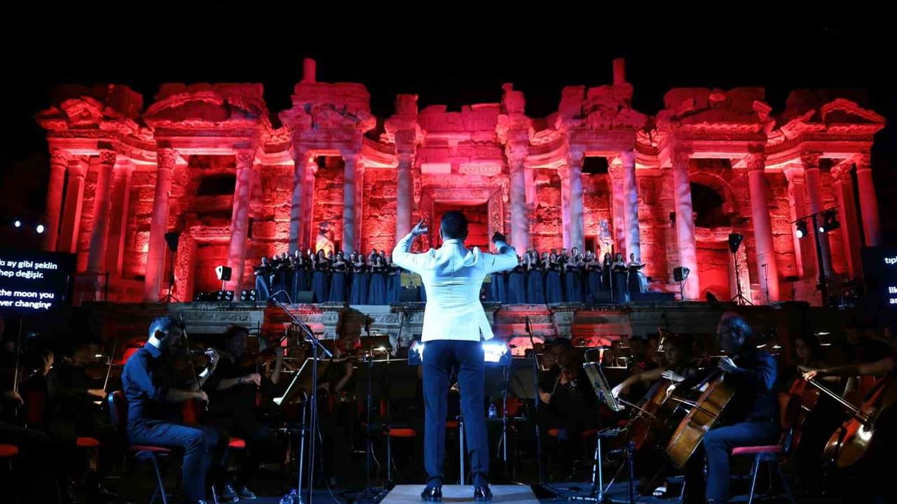 Sanatseverleri Hierapolis'te buluşturan 'Zorba' gösterisi