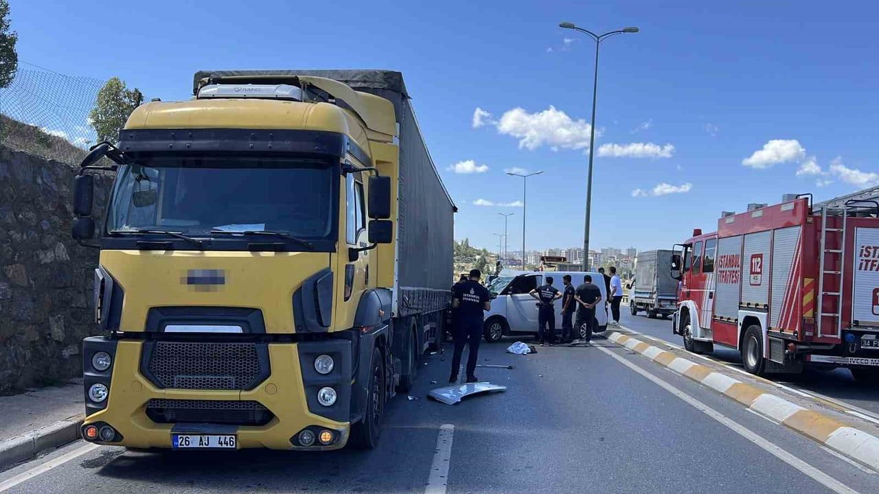 Sancaktepe'de direksiyon hakimiyetinin kaybedildiği kazada yolcu ağır yaralandı