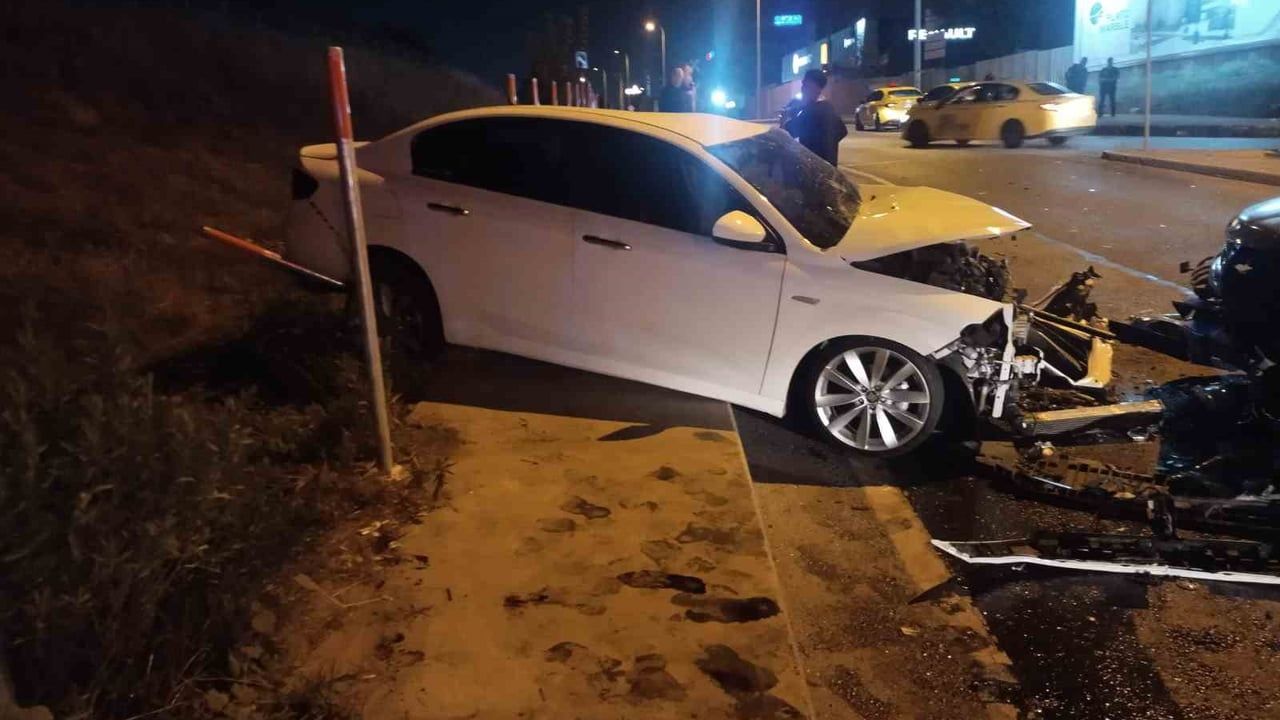 Sancaktepe'de ters yönden gelen otomobilin karıştığı zincirleme kazada 2'si ağır 5 yaralı