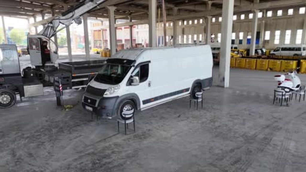 Sandalyenin üzerinde minibüs: 2,5 tonluk testle dayanıklılık iddiası