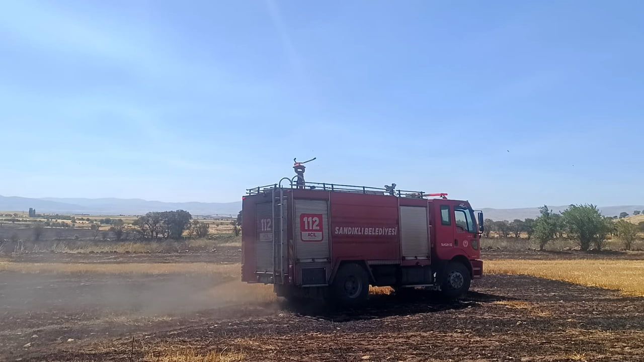 Sandıklı'da anız yangını yaklaşık 200 dekarlık alana zarar verdi