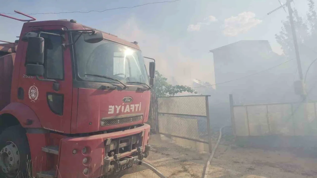Sandıklı'da arazideki odunların tutuşması sonucu yangın çıktı