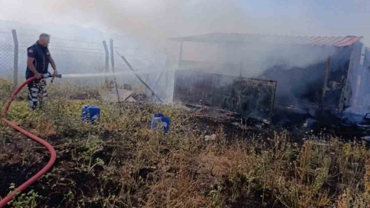 Sandıklı'da bağ evi yangında kullanılamaz hale geldi