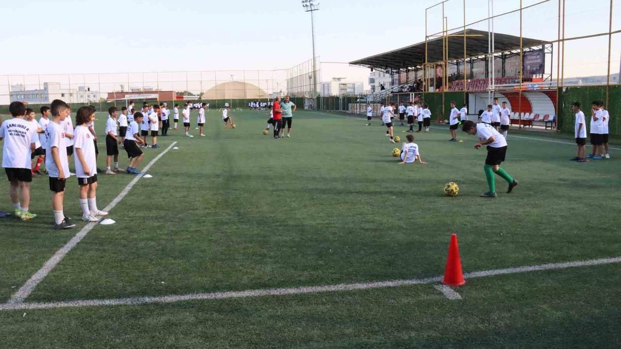 Şanlıurfa Büyükşehir Belediyesi binlerce çocuğu futbolla buluşturuyor