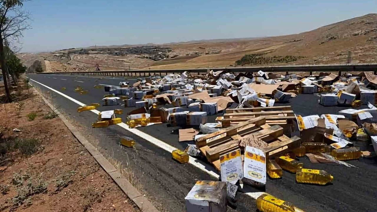Şanlıurfa'da devrilen tırdan yemeklik yağ bidonları yola savruldu