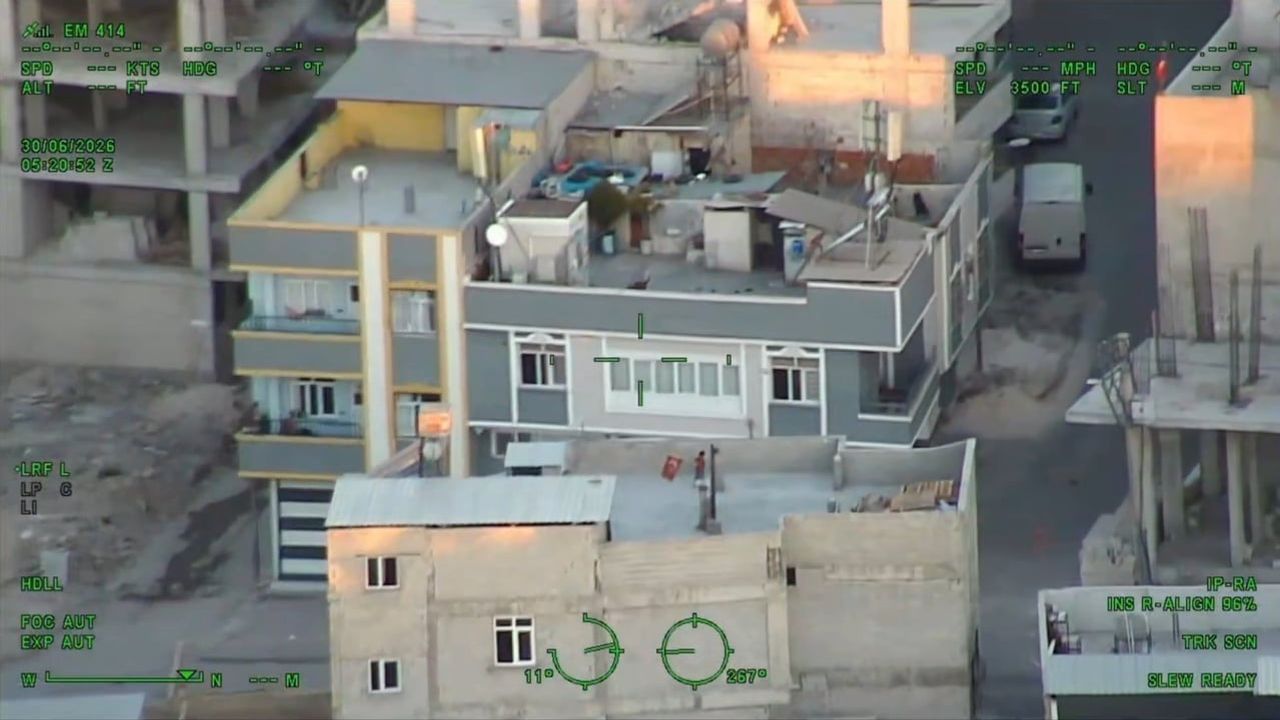 Şanlıurfa'da helikopteri Türk bayrağıyla selamlayan çocuk ilgi odağı oldu