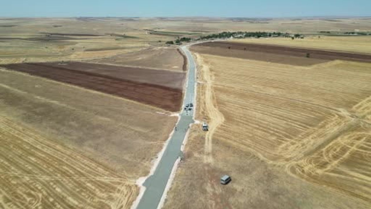 Şanlıurfa'da Hilvan, Siverek ve Haliliye'yi bağlayan 17 kilometrelik grup yolunda beton çalışmaları sürüyor