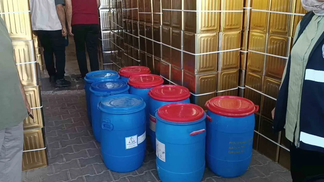 Şanlıurfa’da kaynağı belli olmayan 400 kilo şüpheli sade yağ ele geçirildi