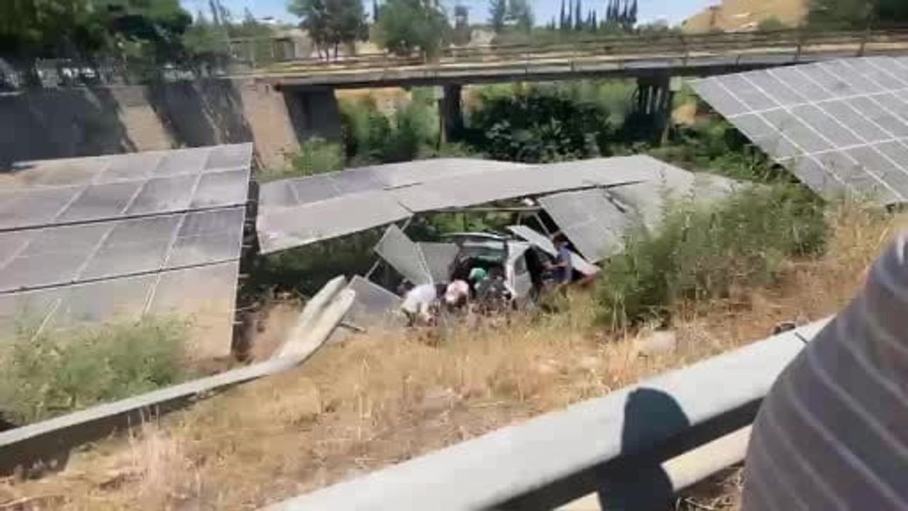Şanlıurfa'da otomobil şarampole devrildi: 3 yaralı