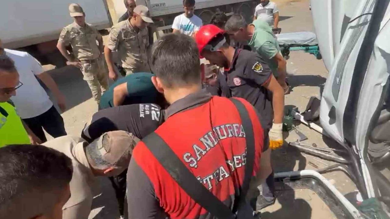 Şanlıurfa'da tır ile kamyon çarpıştı: 1 ölü, 1 yaralı