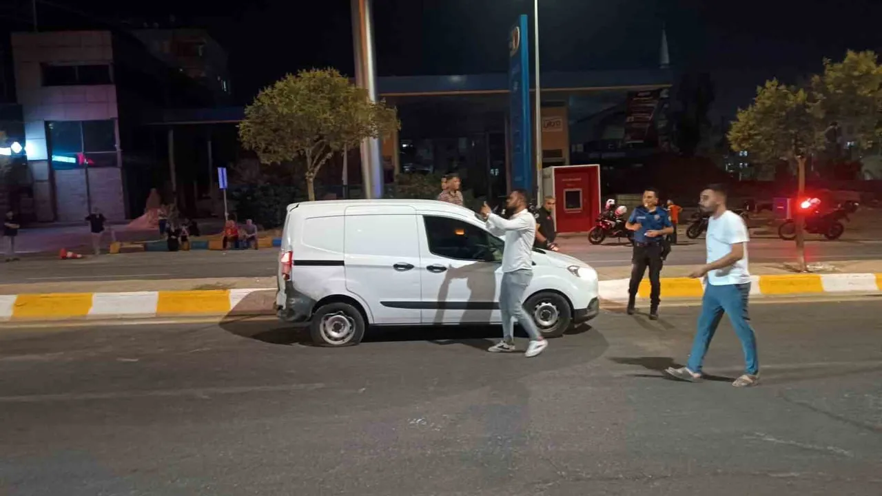 Şanlıurfa'da uygulama sırasında polis memuru kaza yapan araçların altında kaldı