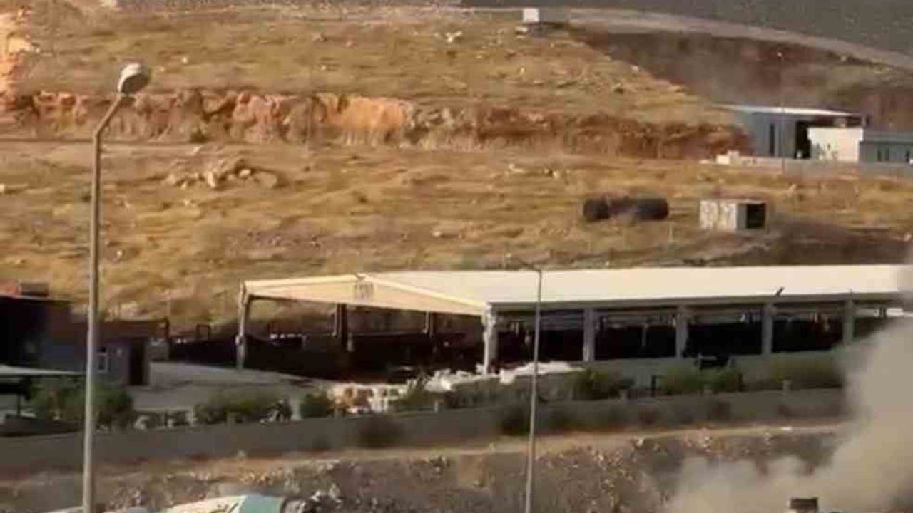 Şanlıurfa'da yanan otomobil beton mikseriyle söndürüldü