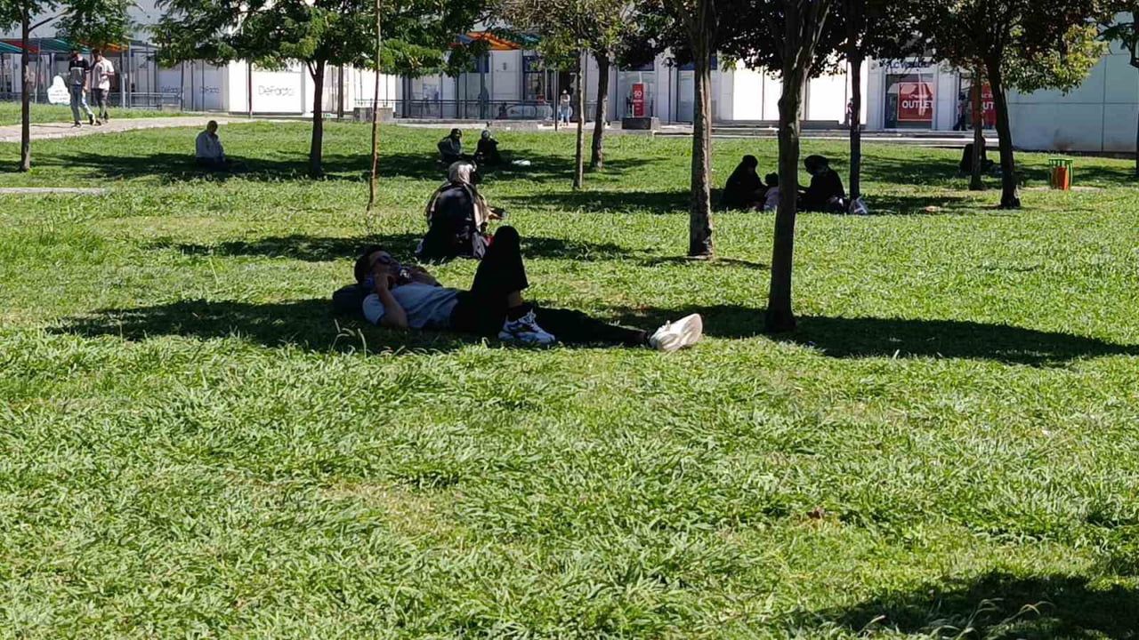 Şanlıurfa kavurucu sıcakla boğuşuyor: termometreler 48 dereceyi gösterdi