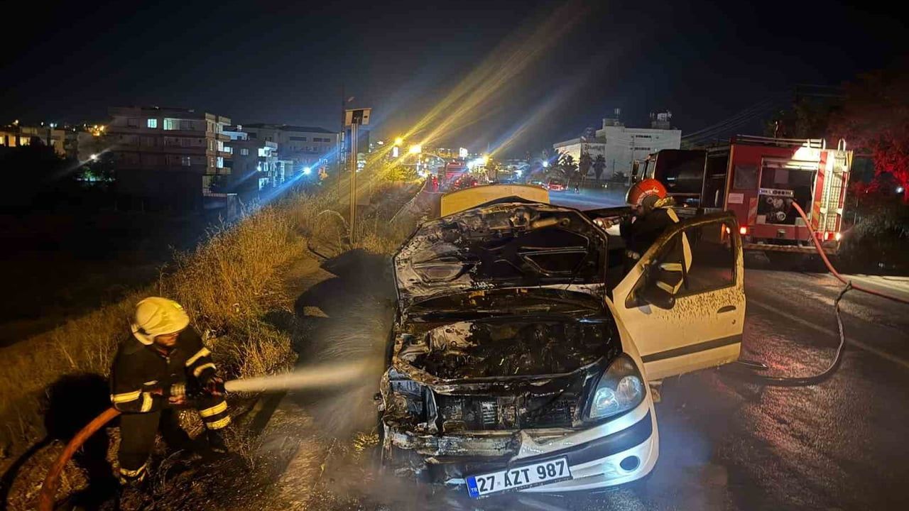Şanlıurfa'nın Birecik ilçesinde otomobil alev alarak yandı