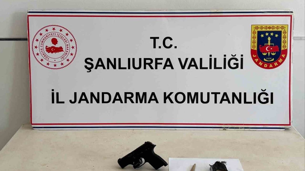Şanlıurfa'nın Suruç ilçesinde durdurulan 2 şüphelinin üzerinden uyuşturucu ve silah çıktı