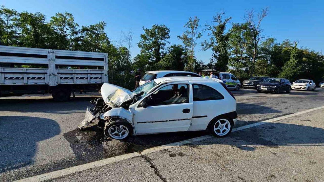 Sapanca'da çarpışmayla ön tekeri kopan motosiklet iki kişiyi yaraladı