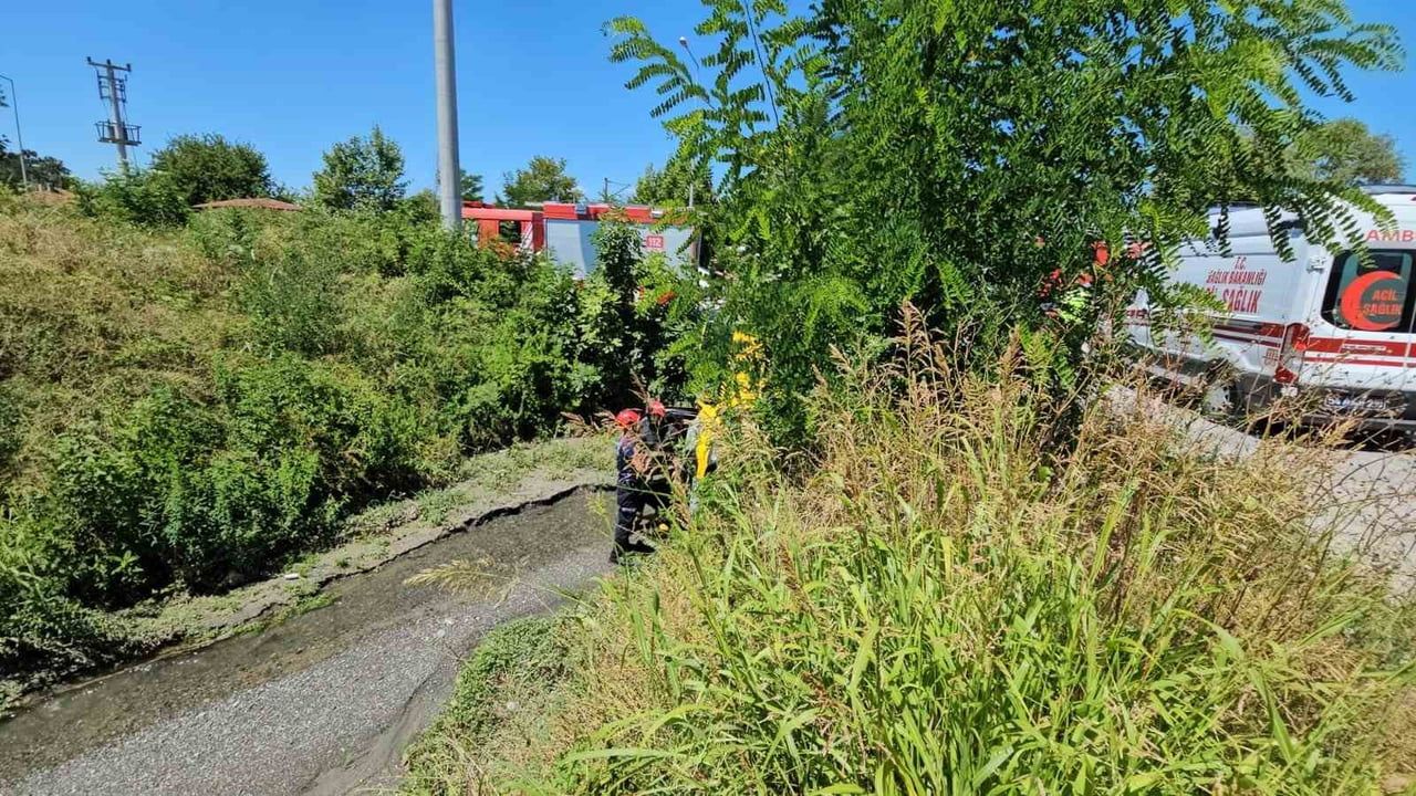 Sapanca'da otomobil ile taksi çarpıştı: dereye yuvarlanan taksinin sürücüsü yaralandı