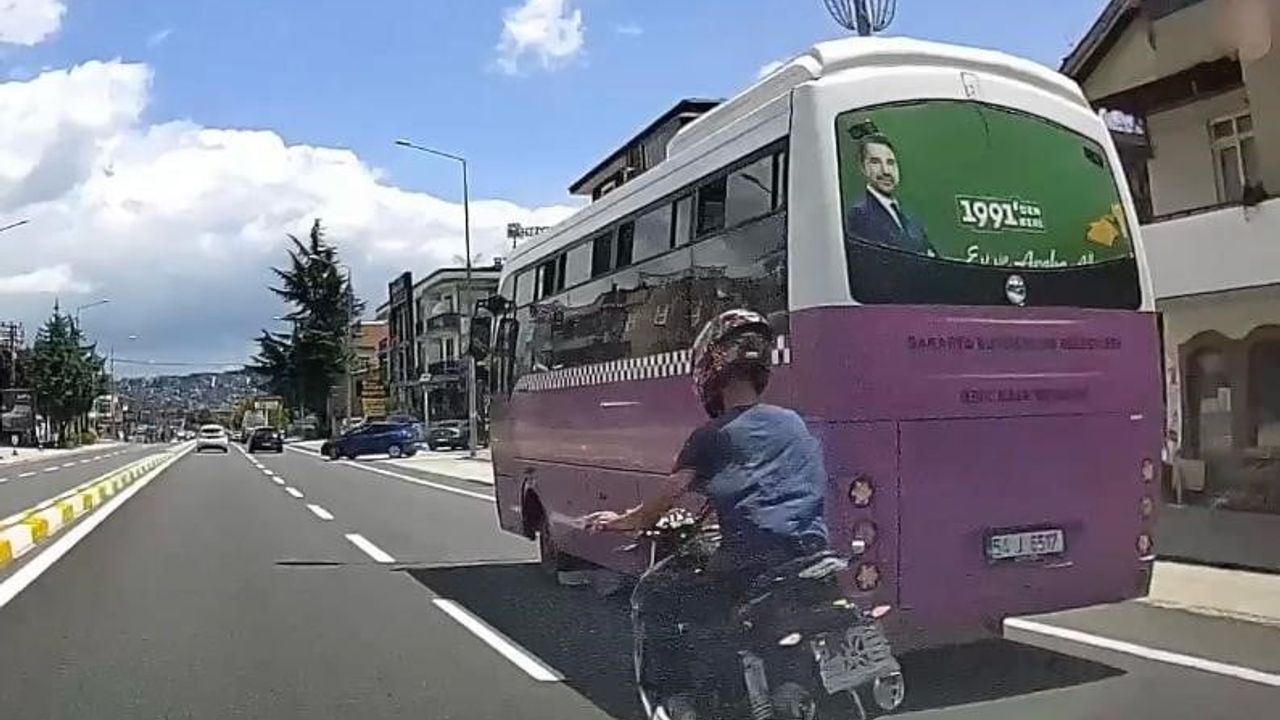 Sapanca'da plakasız motosikletin makas atması emniyet şeridinde tehlike oluşturdu