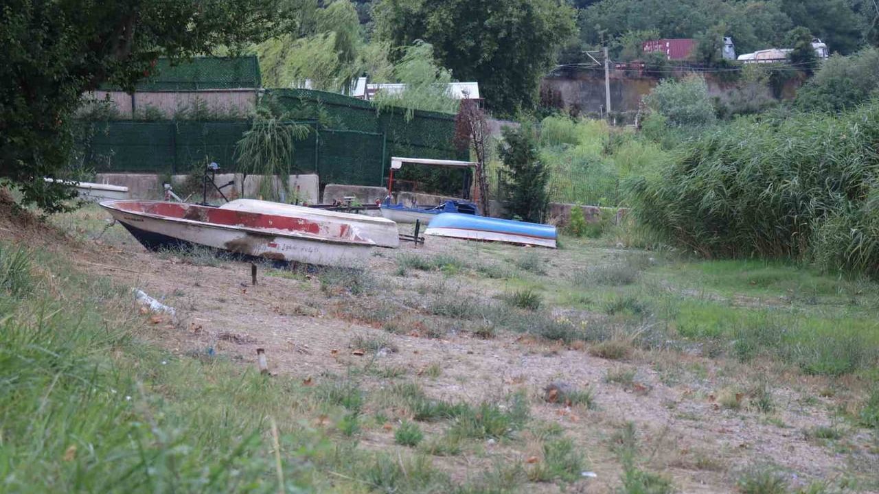 Sapanca Gölü kıyısında su çekilmesinin izleri ziyaretçileri hayrete düşürdü