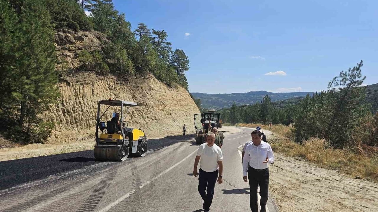 Şaphane kaymakamı asfalt çalışmalarını yerinde inceledi