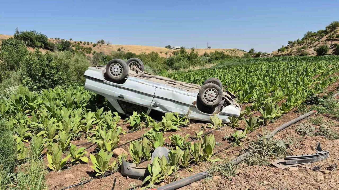 Şarampole devrilen otomobilde üç kişi yaralandı