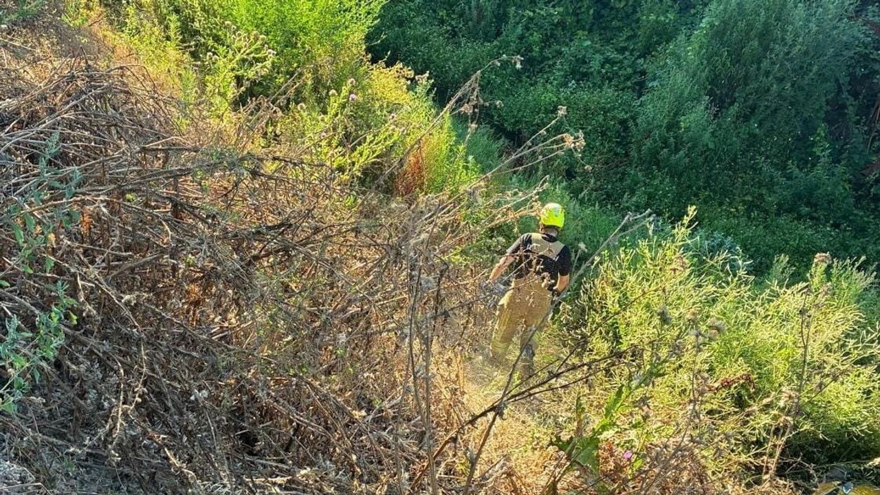 Şarampole yuvarlanan kadın motosikletçi yaralandı