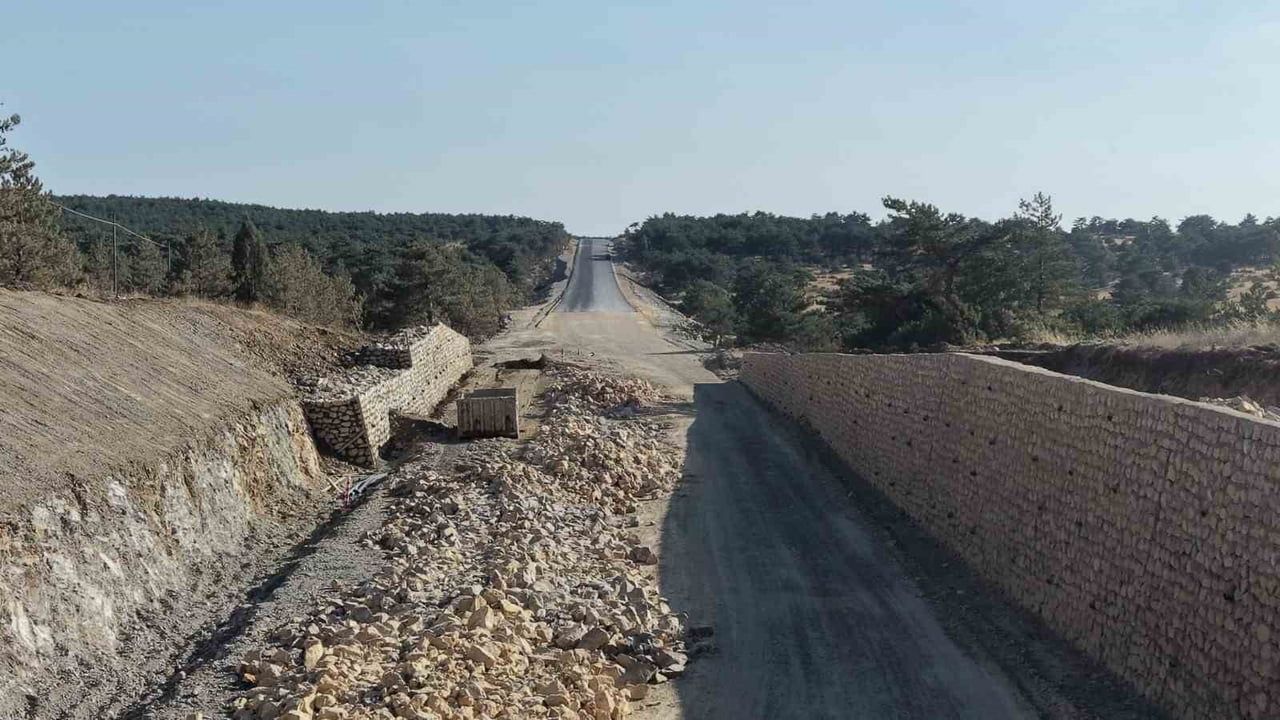 Sarıcakaya yolunda çöken istinat duvarı onarıldı, çalışmalar havadan görüntülendi