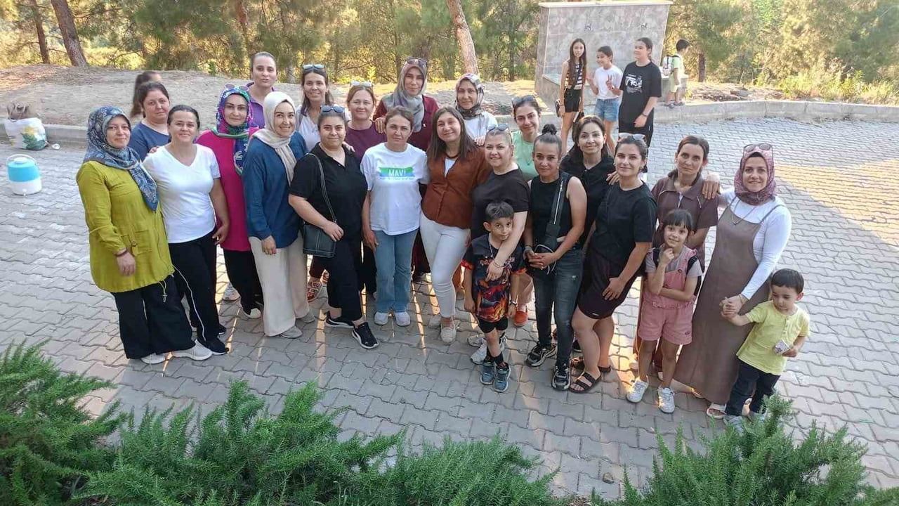 Sarıgöl’de dört yıl okuttuğu eski öğrencileriyle buluştu