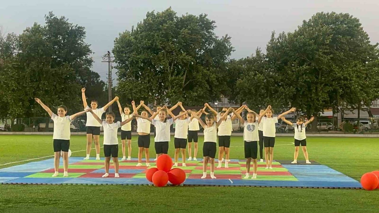 Sarıgöl'de minik cimnastikçilerden gösteri