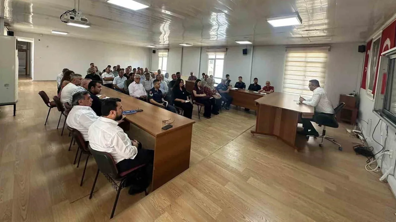 Sarıgöl'de muhtarlarla yangın güvenliği değerlendirmesi