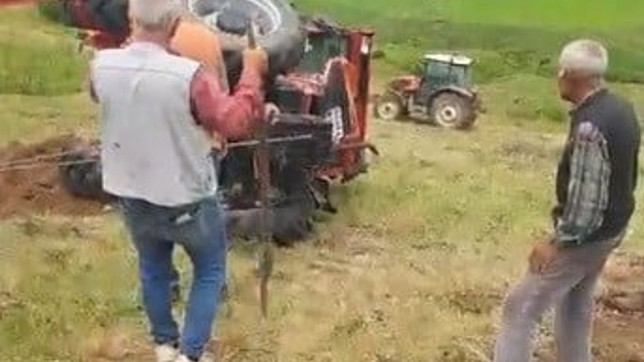 Sarıkamış’ta devrilen traktör köylülerin çabasıyla doğrultuldu